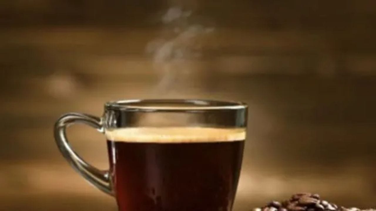 కాలేయ ఆరోగ్యం: అలాగే కాలేయ ఆరోగ్యానికి సైతం ఇది చాలా ప్రయోజనకరంగా ఉంటుందని.. రోజూ బ్లాక్ కాఫీ తాగడం వల్ల కాలేయంలో కొవ్వు పేరుకుపోవడం తగ్గుతుందని, హానికరమైన ఎంజైమ్‌ల (ALT/AST) స్థాయిలు తగ్గుతాయని. ఇది కాలేయ ఆరోగ్యాన్ని మెరుగుపరుస్తుందని చెబుతున్నారు.