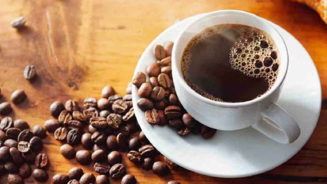 హ్యాపీ హార్మోన్లు: బ్లాక్ కాఫీ గుండె ఆరోగ్యానికి మంచిదని భావిస్తారు. ప్రతిరోజూ బ్లాక్ కాఫీ తాగడం వల్ల డోపమైన్, సెరోటోనిన్ వంటి న్యూరోట్రాన్స్మిటర్లు పెరుగుతాయియని. ఈ న్యూరోట్రాన్స్మిటర్లు ఆనంద భావనలతో సంబంధం కలిగి ఉంటాయి. అంటే, బ్లాక్ కాఫీ "హ్యాపీ హార్మోన్లను" పెంచుతుంది.( Note: పైన పేర్కొన్న అంశాలు ఇంటర్నెట్, నివేదికల ఆధారంగా మాత్రమే అందించబడినవి.. వీటిని టీవీ9 దృవీకరించట్లేదు)