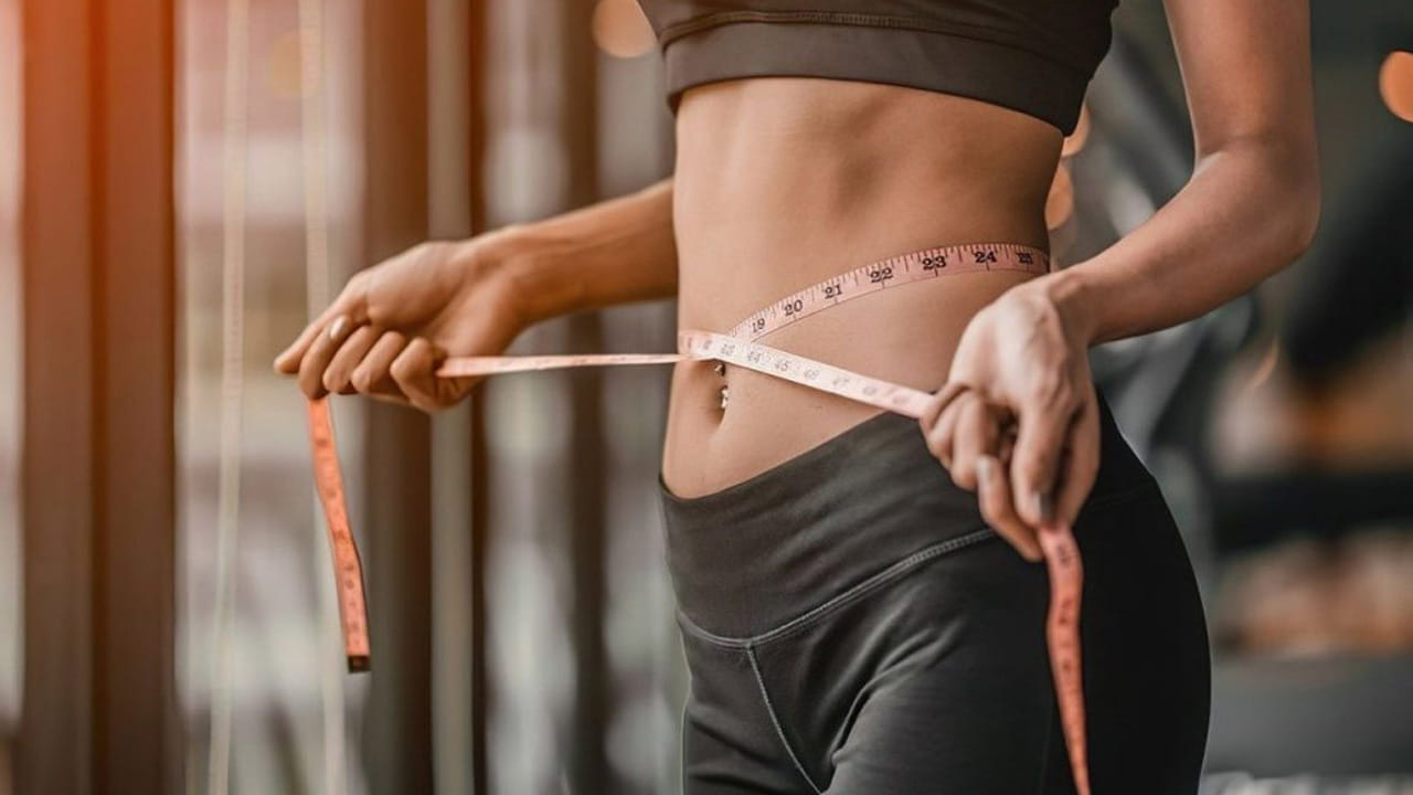 అయితే మనం ఎప్పుడూ చూసి భయపడే ఈ కొండ చిలువలతో అద్భుతమైన ఆరోగ్య ప్రయోజనాలు ఉన్నాయంట.  కొండచిలువ రక్తం తాగడం వలన త్వరగా బరువు తగ్గుతారని చెబుతున్నారు నిపుణులు. ఈ మధ్య కాలంలో చాలా మంది అధిక బరువు, ఊబకాయంతో బాధపడుతున్నారు. అయితే అలాంటి వారికి ఇది ఓ వరం.