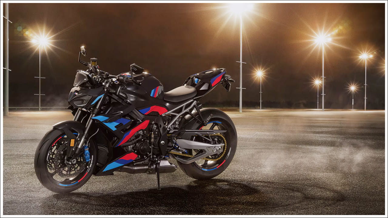  BMW మోటోరాడ్ భారత ప్రీమియం మోటార్‌సైకిల్ మార్కెట్‌లో మరో హై-పెర్ఫార్మెన్స్ బైక్‌ను విడుదల చేసింది. ఈ కంపెనీ తన కొత్త BMW M 1000 R సూపర్‌స్పోర్ట్స్ రోడ్‌స్టర్‌ను భారతదేశంలో రూ.33.50 లక్షల (ఎక్స్-షోరూమ్) ప్రారంభ ధరతో పరిచయం చేసింది. ఈ బైక్ కంపెనీ హై-పెర్ఫార్మెన్స్ M సిరీస్‌లో భాగం, దీనిని పూర్తి CBU (కంప్లీట్లీ బిల్ట్-అప్ యూనిట్)గా భారతదేశానికి తీసుకువస్తున్నారు. దేశవ్యాప్తంగా ఉన్న అధీకృత BMW మోటోరాడ్ డీలర్‌షిప్‌లలో ఈ బైక్ కోసం కంపెనీ ప్రీ-బుకింగ్‌ను ప్రారంభించగా, వినియోగదారులకు దీని డెలివరీ మే 2026 నుండి ప్రారంభమవుతుంది. శక్తివంతమైన ఇంజన్, అధునాతన సాంకేతికత, ఏరోడైనమిక్ డిజైన్‌తో ఈ బైక్‌ను ప్రీమియం సూపర్‌బైక్ విభాగంలో ఒక బలమైన ఎంపికగా ప్రదర్శించారు.