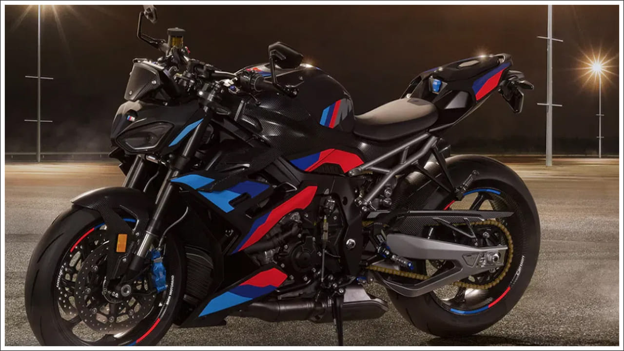  దృఢమైన డిజైన్, ఏరోడైనమిక్ స్టైలింగ్: BMW M 1000 R అనేది కంపెనీ ఆర్‌ఆర్‌ సూపర్‌బైక్ ప్లాట్‌ఫామ్ నుండి ప్రేరణ పొందిన రోడ్‌స్టర్ డిజైన్‌పై నిర్మించారు. తేలికైన, కాంపాక్ట్ బాడీ డిజైన్‌తో దీని రూపం దూకుడుగా, స్పోర్టీగా ఉంటుంది. ఈ బైక్‌లో RR మోడల్ నుండి ప్రేరణ పొందిన కొత్త డ్యూయల్-ఫ్లో LED హెడ్‌లైట్లు ఉన్నాయి. అంతేకాకుండా అధిక వేగంతో స్థిరత్వాన్ని మెరుగుపరిచే ఏరోడైనమిక్ వింగ్‌లెట్‌లు కూడా ఇందులో ఉన్నాయి. ఇక రంగు ఎంపికలలో లైట్ వైట్ నాన్-మెటాలిక్/M మోటార్‌స్పోర్ట్, వైట్ అల్యూమినియం మెటాలిక్ మ్యాట్ ఉన్నాయి. కంపెనీ బ్లాక్‌స్టార్మ్ మెటాలిక్/M మోటార్‌స్పోర్ట్ రంగు పథకం, అనేక అదనపు పనితీరు భాగాలతో కూడిన M కాంపిటీషన్ ప్యాకేజీని కూడా అందిస్తుంది.