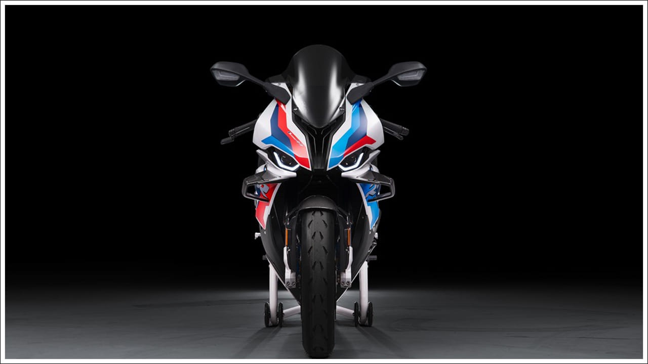  డిజిటల్ ఫీచర్లు, కనెక్టివిటీ: BMW M 1000 R లో కనెక్టివిటీ ఫీచర్లతో కూడిన 6.5-అంగుళాల TFT డిజిటల్ ఇన్‌స్ట్రుమెంట్ క్లస్టర్ ఉంది. ఇది M GPS డేటాలాగ్గర్, ల్యాప్‌ట్రిగ్గర్ వంటి ట్రాక్-కేంద్రీకృత ఫంక్షన్‌లను కూడా అందిస్తుంది. ఇతర ఫీచర్లలో క్రూయిజ్ కంట్రోల్, హీటెడ్ గ్రిప్స్, అడాప్టివ్ టర్నింగ్ లైట్లు, ఒక USB ఛార్జింగ్ పోర్ట్, తేలికైన బ్యాటరీ, పూర్తి LED లైటింగ్ సిస్టమ్ ఉన్నాయి.