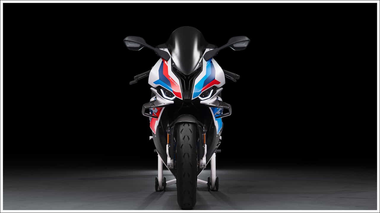  డిజిటల్ ఫీచర్లు, కనెక్టివిటీ: BMW M 1000 R లో కనెక్టివిటీ ఫీచర్లతో కూడిన 6.5-అంగుళాల TFT డిజిటల్ ఇన్‌స్ట్రుమెంట్ క్లస్టర్ ఉంది. ఇది M GPS డేటాలాగ్గర్, ల్యాప్‌ట్రిగ్గర్ వంటి ట్రాక్-కేంద్రీకృత ఫంక్షన్‌లను కూడా అందిస్తుంది. ఇతర ఫీచర్లలో క్రూయిజ్ కంట్రోల్, హీటెడ్ గ్రిప్స్, అడాప్టివ్ టర్నింగ్ లైట్లు, ఒక USB ఛార్జింగ్ పోర్ట్, తేలికైన బ్యాటరీ, పూర్తి LED లైటింగ్ సిస్టమ్ ఉన్నాయి.