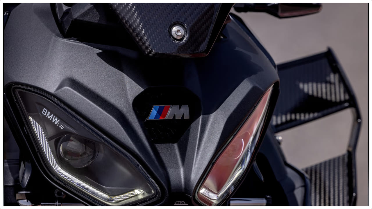  పరిమాణం మరియు కొలతలు: ఈ బైక్‌కు 17-అంగుళాల చక్రాలు, ముందు టైరు 120/70, వెనుక టైరు 200/55 ఉన్నాయి. దీని వీల్‌బేస్ 1,455 మిమీ, సీటు ఎత్తు 830 మిమీ, బరువు సుమారుగా 199 కిలోలు. అదనంగా ఈ బైక్‌లో 16.5-లీటర్ల ఇంధన ట్యాంక్ ఉంది. ఇది సుదూర ప్రయాణాలకు అనువైనది.