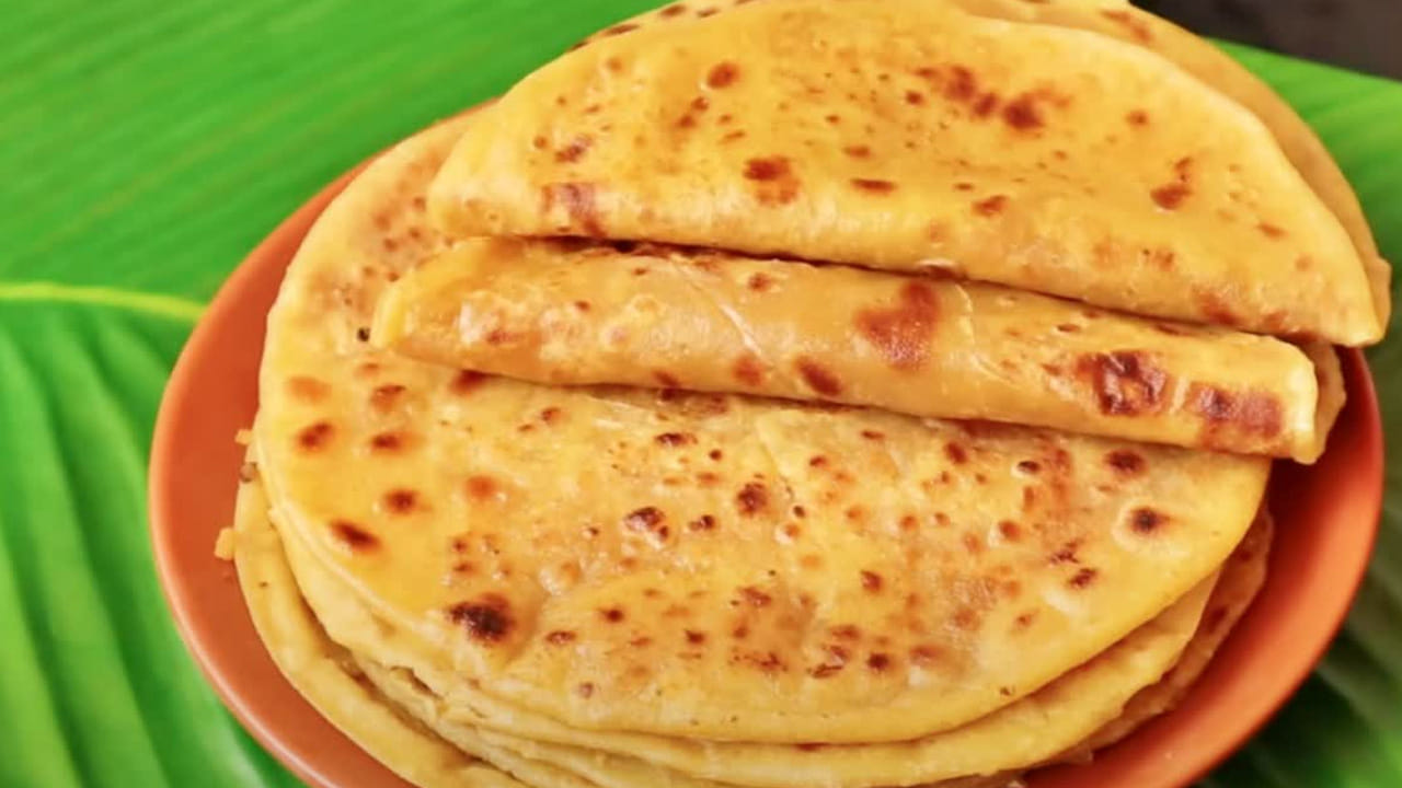 తయారీ విధానం : ముందుగా శనగపప్పు శుభ్రంగా కడిగి నానబెట్టాలి.  తర్వాత పప్పును మిక్సీలో వేసి చాలా మెత్తగా ఉడకబెట్టుకోవాలి.  మూడు విజుల్స్ వచ్చిన తర్వాత కుక్కర్ మూత ఓపెన్ చేసి, రెండు కప్పుల బెల్లం తురుము వేసి, మీడియం సైజు మంటపై ఉడకబెట్టుకోవాలి. మంచిగా ఉడికిన తర్వాత, యాలకుల పొడి వేసి, దీనిని ముద్దలా తయారు చేసుకొని పక్కన పెట్టుకోవాలి.