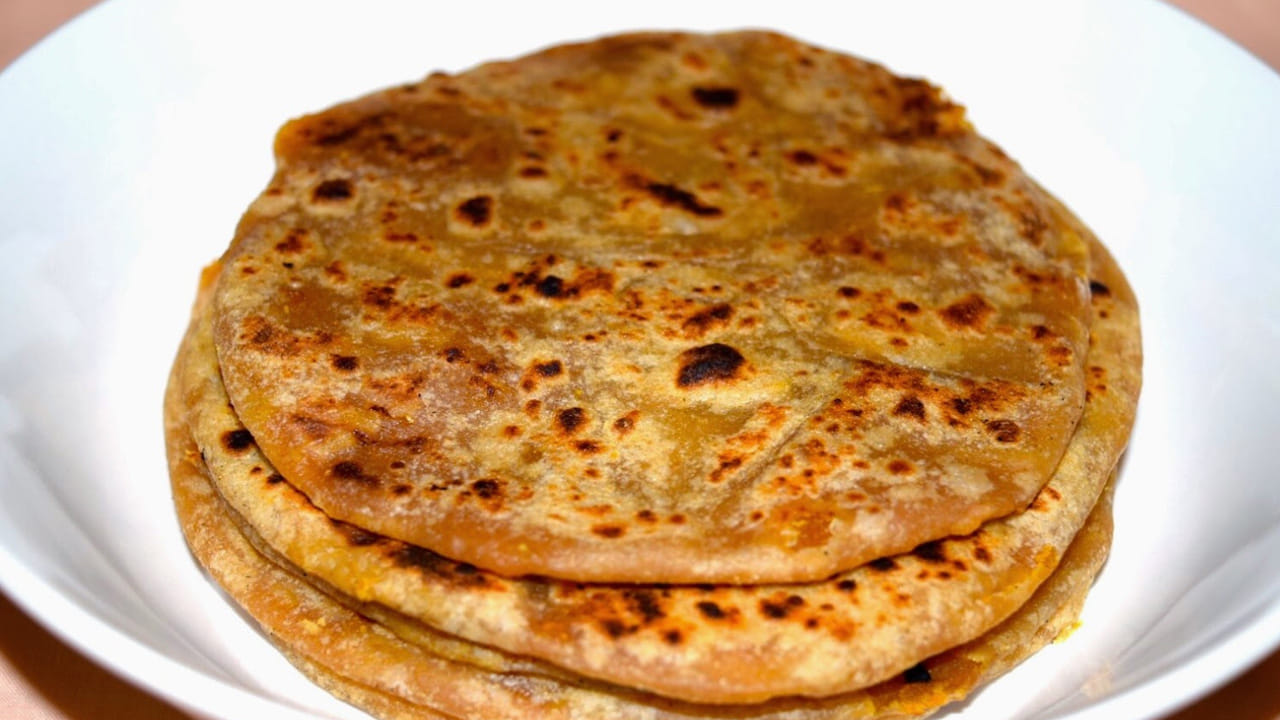 ఇప్పుడు మైదా పిండి తీసుకొని, అందులో గోధుమ పిండి వేసి,  నీళ్లు, నెయ్యి వేసి మంచిగా చపాతీపిండిలా కలిపి పక్కన పెట్టుకోవాలి. ఇప్పుడు చపాతి పిండిని చిన్న ముద్దల్లా చేసుకొని, వాటి మధ్యలో ఉడకబెట్టిన శనగపిండి, బెల్లం మిశ్రమాన్ని చిన్న చిన్న ముద్దాల్లా పెట్టి, పూరీల సైజులో ఒత్తుకోవాలి.