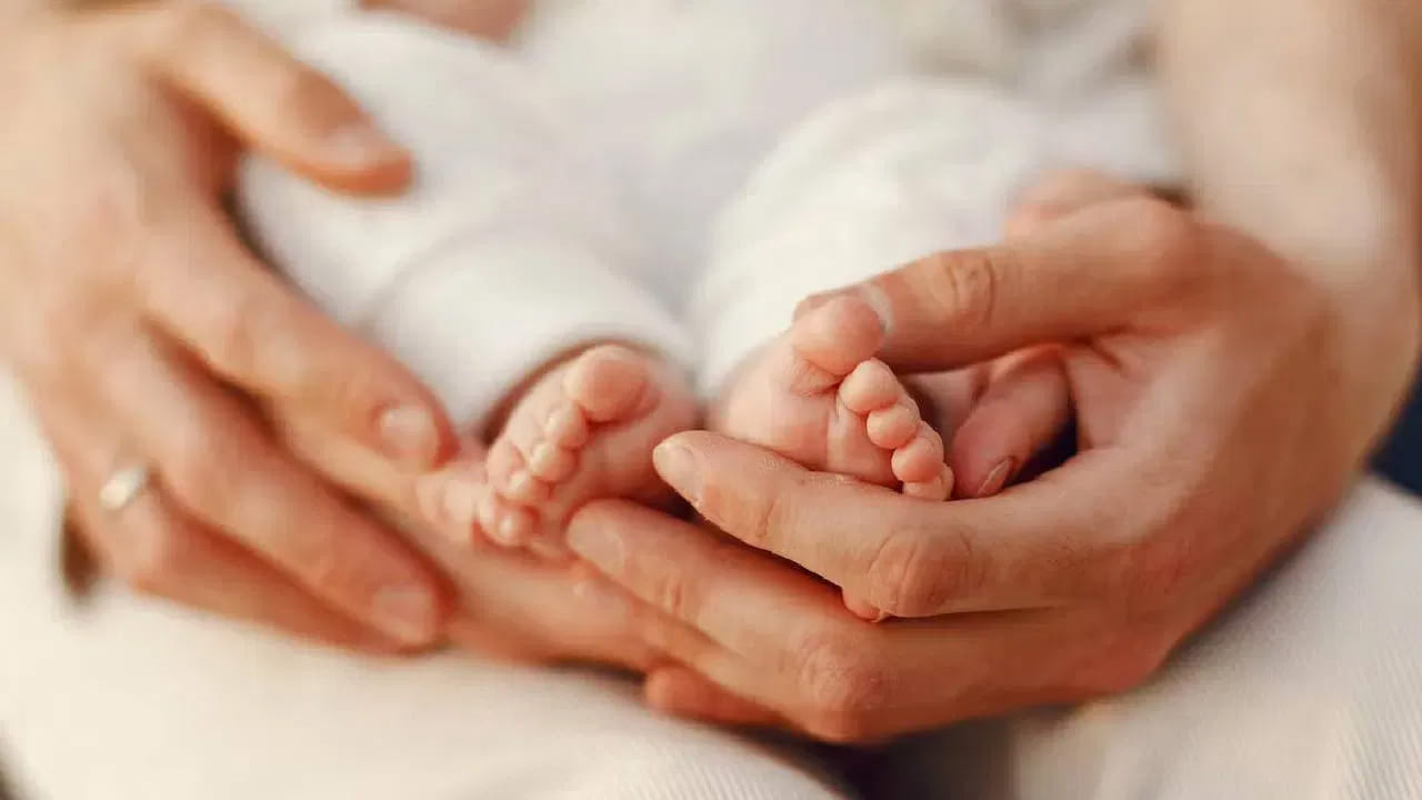 గురువారం జన్మించిన స్త్రీ పురుషుల లక్షణాలు, వారి భవిష్యత్తు గురించి జ్యోతిష్యులు మచిరాజు కిరణ్ కుమార్ విపులంగా వివరించారు. గురువారానికి అధిపతి దేవగురువు బృహస్పతి కాబట్టి, ఈ రోజున జన్మించిన వారు గురువు స్వభావం వల్ల శాంత స్వభావాన్ని కలిగి ఉంటారు. సద్గుణాలు, మంచి పనులు చేయాలనే తపన, ఇతరులను కూడా సత్కార్యాల వైపు ప్రోత్సహించే గుణం వీరిలో ప్రత్యేకంగా కనిపిస్తాయి. వీరు తమ జీవిత లక్ష్యాలను ఆలస్యంగానైనా తప్పకుండా సాధిస్తారు. మంచి అధికారులుగా కీర్తి ప్రతిష్టలు పొందే అవకాశం వీరికుంది.