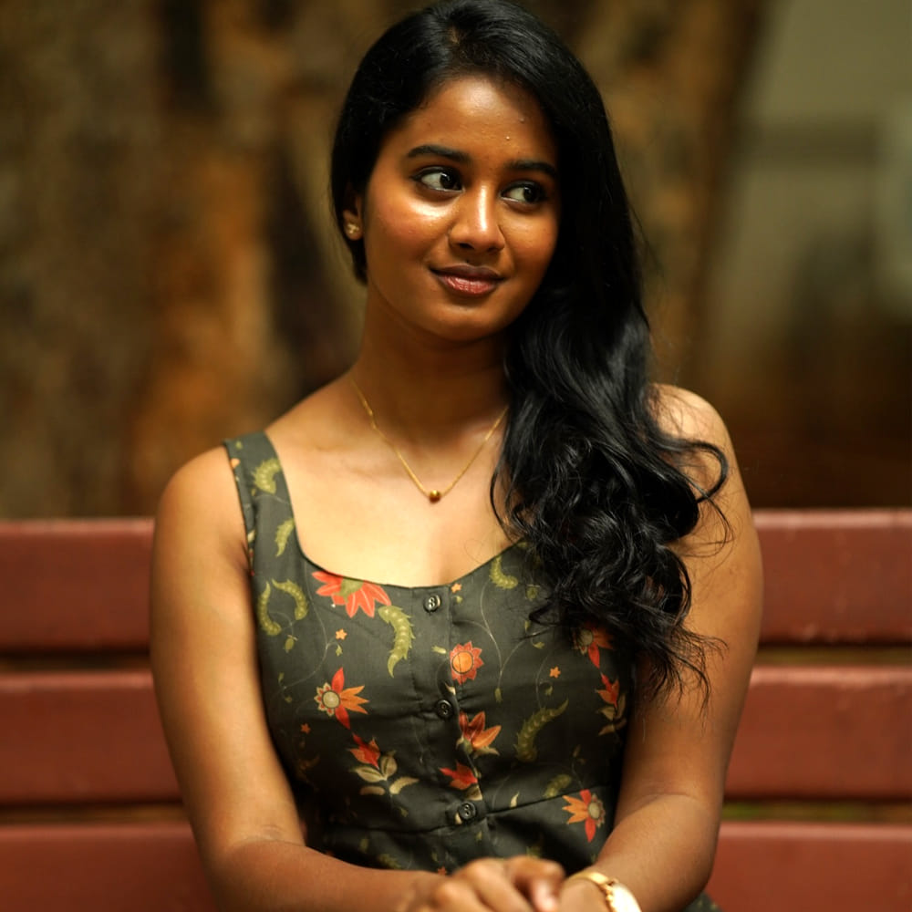 ఇరవిన్ నిజాల్ అనే సినిమాలో నటించింది బ్రిగిడా సాగ. ఈ సినిమాలో నగ్నంగా నటించి షాక్ ఇచ్చింది. ఇందులో చిలకమ్మ అనే పాత్ర పోషించింది. బ్యూటీ చాలా ఫెవరెట్ హీరోయిన్.. కుర్రాళ్ళ డ్రీమ్ గర్ల్.. అందం కంటే ఆమె చాలా చూడముచ్చటగా ఉంటుంది. మొఖంలో భలే కళ ఉంటుంది.