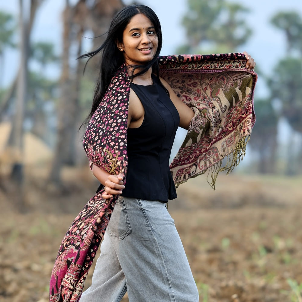 పై ఫొటోలో ఉన్న ముద్దుగుమ్మ మరెవరో కాదు సోషల్ మీడియాతో విపరీతమైన క్రేజ్ తెచ్చుకున్న బ్రిగిడా సాగ. ఈ ముద్దుగుమ్మ గురించి ప్రత్యేకంగా పరిచయం చేయాల్సిన అవసరం లేదు. ఈ అమ్మడు టెలివిజన్ నుంచి ఇండస్ట్రీలోకి వచ్చింది. విశాల్ హీరోగా నటించిన అయోగ్య సినిమాతో ఇండస్ట్రీలోకి వచ్చింది.