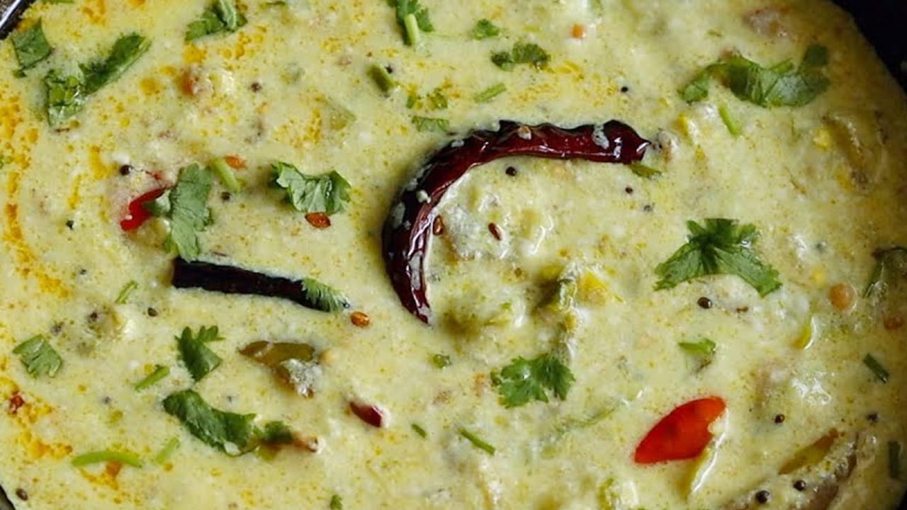 
ముందుగా మజ్జిగను ఇలా రెడీ చేసుకోండి: ముందుగా వంకాయలను తీసుకుని వాటిని బాగా కడిగి ముక్కలుగా కట్ చేసుకుని ఒక ప్లేట్ లో  పెట్టుకోవాలి. ఇక ఇప్పుడు ఒక గిన్నెలో పెరుగును తీసుకుని, ఒక గ్లాస్ నీళ్లు పోసి మజ్జిగ కవ్వంతో తిప్పుకోవాలి. ఆ తర్వాత ఈ మిశ్రమాన్ని పక్కన పెట్టుకోండి. 