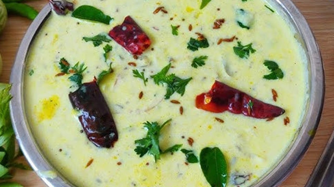 ఇప్పుడు గ్యాస్ లేదా కట్టెల పొయ్యి వెలిగించి పెనం పెట్టి వంకాయ ముక్కలు, కొద్దిగా పసుపు, ఉప్పు వేసి బాగా ఉడికించాలి. ఈ ముక్కలు మెత్తగా అయిన తర్వాత  తర్వాత వాటిలో మజ్జిగను పోసి, సన్నని మంటపై ఉడికించాలి. ఇలా ఉడికిస్తే తినడానికి మంచిగా ఉంటుంది. పచ్చి వాసన పోయే వరకు బాగా వేయించాలి. 