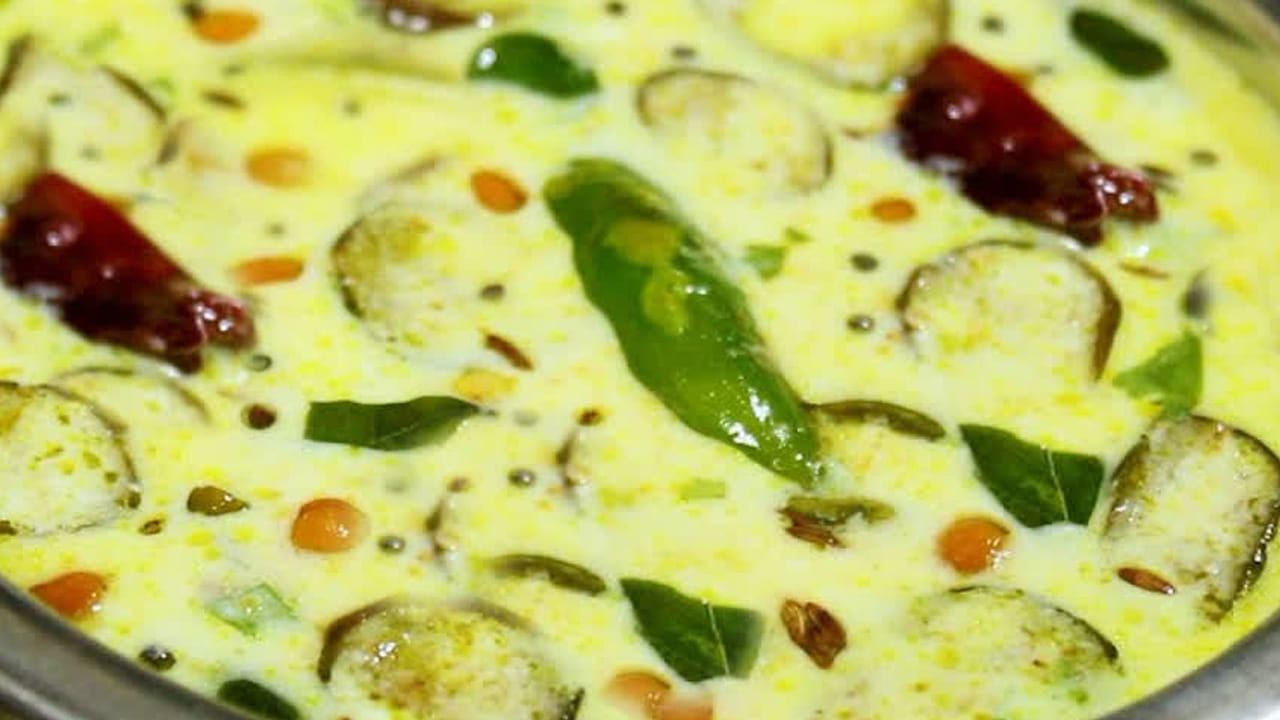 చివర్లో కొత్తిమీరను వేయండి : కొద్దీ సేపటి తర్వాత కొత్తగా పాన్ తీసుకుని మళ్ళీ నూనె వేసి, అర టీ స్పూన్ ఆవాలు, అర టీ స్పూన్ జీలకర్ర,  కరివేపాకు ఆకులు , 5 పచ్చిమిర్చి, ఒక టేబుల్ అల్లం పేస్ట్ కూడా వేసి మజ్జిగలో ఉడికించాలి. ఆ తర్వాత చివర్లో కొద్దిగా కొత్తిమీర వేసి కిందకు దించుకోవడమే 
