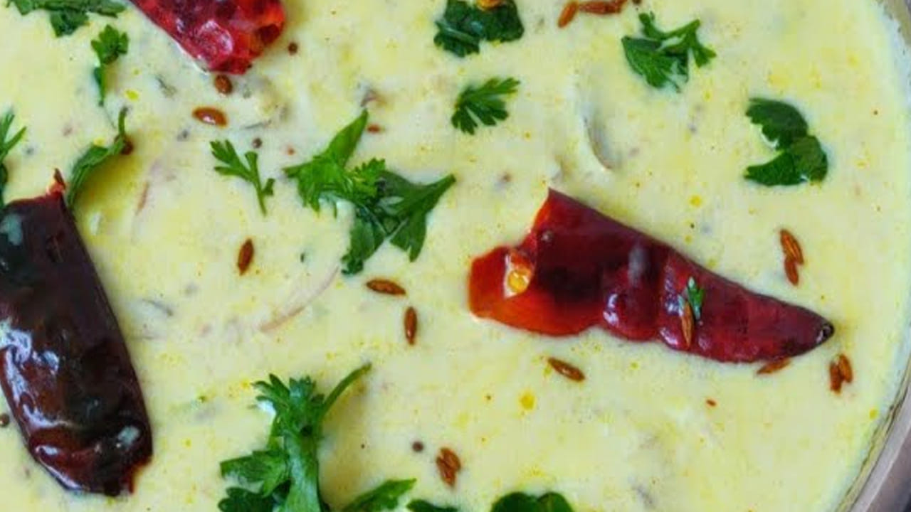 వేసవి కాలంలో ఈ వంకాయ మజ్జిగ పులుసును తాగితే ఒంట్లో ఉన్న వేడి మొత్తం పోతోంది. మీకు ఇది మరింత రుచిగా కావాలంటే దీనిలో కొద్దిగా కొత్తిమీర టేస్టీగా ఉంటుంది. వేడి వేడి అన్నంలో తింటే ఇంకా రుచిగా ఉంటుంది. దానిలో ఉల్లిపాయ ముక్కలు వేసుకుంటే అదిరిపోతోంది. 