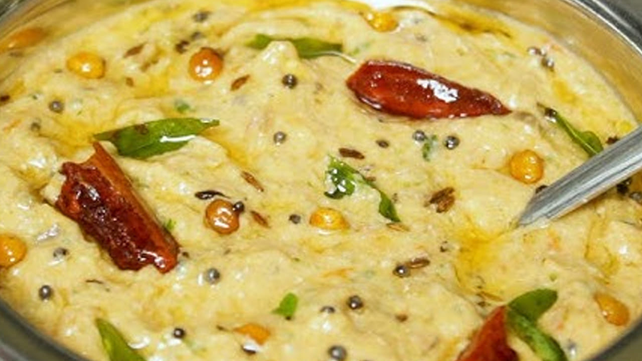 
కావాల్సిన పదార్దాలు : 6 వంకాయ , రెండు కప్పులు పెరుగు, రుచికి తగినంత ఉప్పు,  అర టేబుల్ స్పూన్ మినపప్పు, ఒక టేబుల్ స్పూన్ కారం, అర టేబుల్ స్పూన్ పసుపు,  ఒక టేబుల్ స్పూన్ అల్లం పేస్ట్, ఆవాలు, రెండు టేబుల్ స్పూన్స్ నూనె, కరివేపాకు ఆకులు , కొత్తిమీరను తీసుకోవాలి.