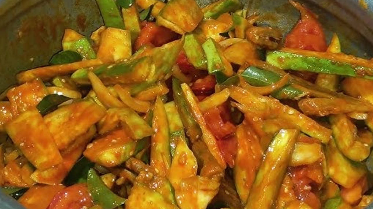 ఇక ఇప్పుడు టమాటా ముక్కలు, వంకాయ ముక్కలను దీనిలో వేసి  మగ్గించాలి. ఆ తర్వాత ముందుగా రెడీ చేసి పెట్టుకున్న ఎండుచేపలను  కూడా వేసి గరిటెతో బాగా కలుపుకోవాలి. 