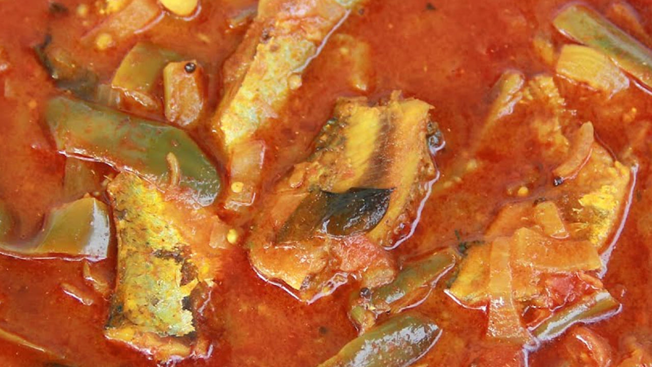 కావాల్సిన పదార్ధాలు: పావుకిలో ఎండు చేపలు, అర కిలో వంకాయలు, 5 పండు టమాటాలు, చిన్న ఉల్లిపాయలు 2, 4 పచ్చిమిర్చి , చింతపండు రసం, ఒక టేబుల్ స్పూన్ కారం, అర టీ స్పూన్ పసుపు, రుచికి సరిపడినంత ఉప్పు, ఒక టేబుల్ స్పూన్ అల్లం వెల్లుల్లి పేస్ట్, 3 టేబుల్ స్పూన్స్ నూనె,  కరివేపాకు ఆకులు, అర కట్ట కొత్తిమీర.