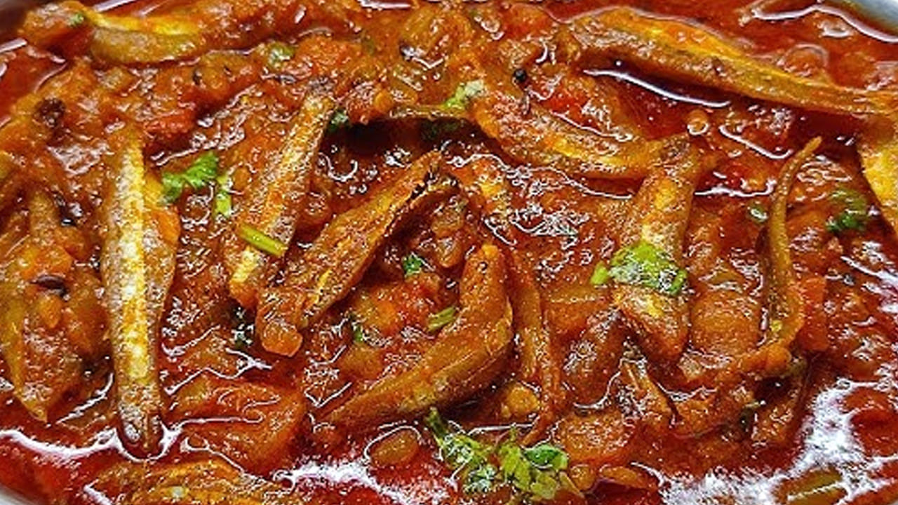 ముందుగా ఎండు చేపలను తీసుకుని క్లీన్ చేయాలి. ఆ తర్వాత ఉప్పుతో కూడా కడిగి కడిగి ఒక గిన్నెలో తీసుకోవాలి. ఇక ఇప్పుడు స్టవ్ ఆన్ చేసి పాన్ లో కొద్దిగా ఆయిల్ వేసి, ఎండు చేపలను కూడా వేసి గోల్డ్ రంగులోకి మారే వరకు బాగా వేయించుకోవాలి.