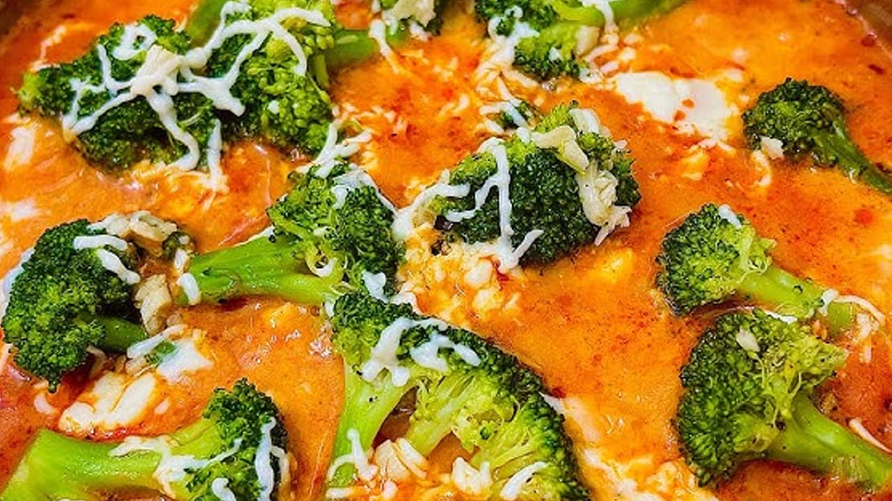 తాలింపు ఈ విధంగా పెట్టుకోవాలి: ఇక ఇప్పుడు పాన్లో 2 టేబుల్ స్పూన్లు ఆయిల్ వేసి, అది వేడయ్యాక దానిలో అరటేబుల్ స్పూన్ ఆవాలు, అర టీ స్పూన్ జీలకర్ర, కరివేపాకు ఆకులు వేసి తాలింపు పెట్టాలి.