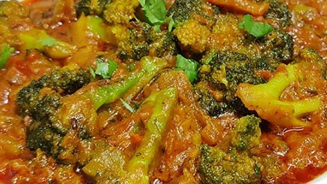 మాసాలు రెడీ చేసుకోవాలి : అర టేబుల్ స్పూన్ పసుపు, ఒక టేబుల్ స్పూన్ కారం, రుచికి సరిపడా ఉప్పు, ఒక టేబుల్ స్పూన్ ధనియాల పొడి వేసి కలపాలి. ఇంకా వీటిలో రుచి కోసం టమాటా ముక్కలు వేసుకోవచ్చు. మసాలా పొడులు కూడా వేసి ఐదు నిమిషాల పాటు వేయించాలి.