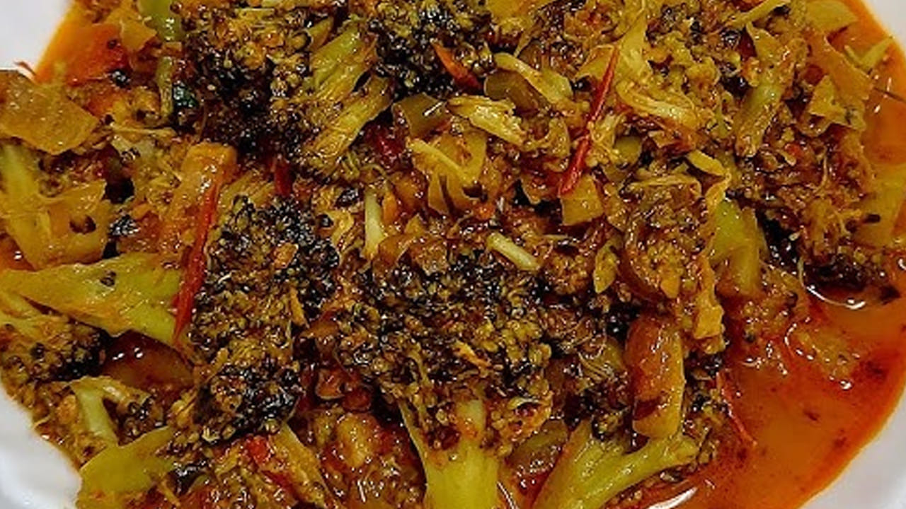 ముందుగా బ్రోకలీని రెడీ చేసుకోవాలి: బ్రోకలీని తీసుకుని వాటిని తీసుకుని ముక్కలుగా కట్ చేసుకుని పక్కన పెట్టుకోవాలి. అయితే, వీటిని ఉప్పులో 5 నిమిషాలు బాగా నానబెట్టి శుభ్రంగా క్లీన్ చేసుకోవాలి. ఆ తర్వాత ఈ నీటిని వంపి పక్కన పెట్టాలి.