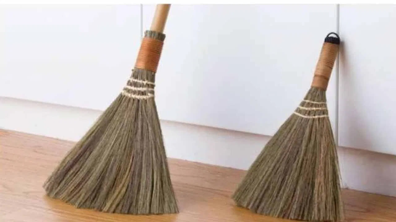 ఈశాన్య మూలకు పొరపాటున కూడా..
ఇంట్లో చీపురును ఉంచే ప్రదేశం చాలా ముఖ్యం. చీపురును ఎల్లప్పుడూ ఆగ్నేయ (సౌత్-ఈస్ట్) లేదా వాయువ్య (నార్త్-వెస్ట్) మూలల్లోని గోడకు మాత్రమే పెట్టాలి. ఈశాన్య మూలకు పొరపాటున కూడా చీపురును పెట్టరాదు. అలాగే, దేవుని గదిలో చీపురును వినియోగించకూడదు. పూజ గదిలో ముగ్గు వేసినా, దాన్ని గుడ్డతో మాత్రమే తుడవాలి కానీ చీపురుతో కాదు. వంటగదిలో కూడా చీపురును ఉంచకూడదు. చీపురును గోడకు పెట్టేటప్పుడు, చేతితో పట్టుకునే వైపును కిందకు పెట్టకూడదు. మనం ఎలా ఊడుస్తామో, అదే విధంగా నిటారుగా ఉంచాలి లేదా పడుకోబెట్టాలి. తలకిందులుగా పెడితే శని దేవుని ఆగ్రహానికి గురి అవుతారని శాస్త్రం చెబుతుంది. శని దేవుడు అలాంటి ఇంటికి బాధలను కలిగిస్తాడని హెచ్చరిస్తుంది.