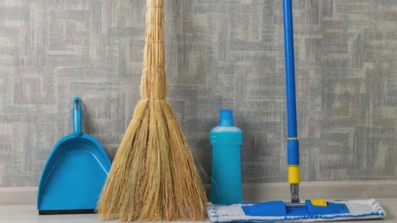 
ఎప్పుడు ఊడవకూడదు?.. 

కొన్ని సమయాల్లో ఇంటిని ఊడవడం మంచిది కాదు. ఇంట్లో ఎవరైన బయటకు వెళ్లిన వెంటనే ఊడవకూడదు. అలాగే సాయంత్రం సమయంలో ఊడవడం కూడా అశుభంగా భావిస్తారు. ఉదయం లేదా పగటి సమయంలో శుభ్రం చేయడం ఉత్తమం.
