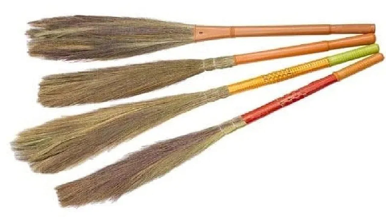 మరికొన్ని ముఖ్యమైన విషయాలు.. 

విరిగిన లేదా పాడైన చీపురును వాడకూడదు. చీపురుపై అడుగులు పడకుండా జాగ్రత్తపడాలి. చీపురు పాడైతే వెంటనే మార్చాలి. ఈ వాస్తు నియమాలను పాటించడం ద్వారా ఇంట్లో సానుకూల వాతావరణం ఏర్పడి, శాంతి, శ్రేయస్సు పెరుగుతాయని నమ్మకం.

(Disclaimer: ఈ వార్తలోని సమాచారం వాస్తు శాస్త్రం, మత విశ్వాసాలపై ఆధారపడి ఉంది. పాఠకుల ఆసక్తి మేరకు అందించడం జరిగింది. దీనిని టీవీ9 తెలుగు ధృవీకరించదు.)
