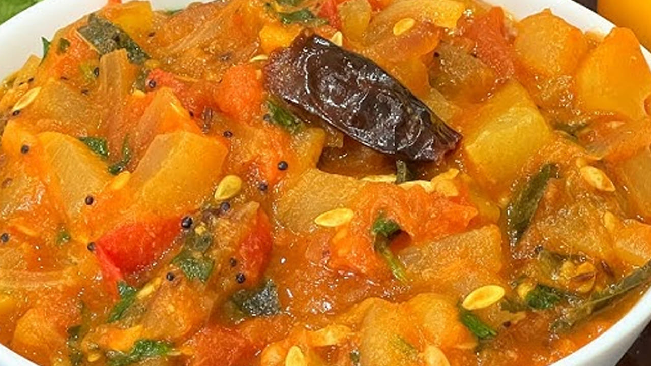 ముందుగా బుడం దోసకాయలను తీసుకుని  నీటిలో బాగా కడిగి, వాటిని చిన్న చిన్న ముక్కలుగా కట్ చేసుకోవాలి.  ఆ తర్వాత ఉప్పుతో కూడా కడిగే చేదు కూడా పోతోంది.ఆ తర్వాత  క్లీన్ చేసి ఒక గిన్నెలోకి తీసుకోవాలి.