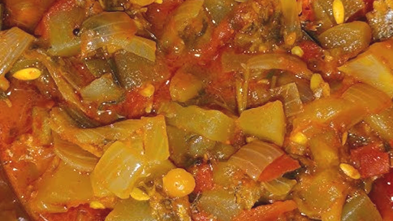 ఇప్పుడు గ్యాస్ స్టవ్ వెలిగించి ఒక పాన్‌ పెట్టి దానిలో నూనె వేసి,  ముందుగా కడిగి పక్కన పెట్టుకున్న బుడం దోసకాయలు, ఉల్లిపాయలు  తీసుకుని వేసి వాటిని వేయించి పక్కన పెట్టుకోవాలి.
