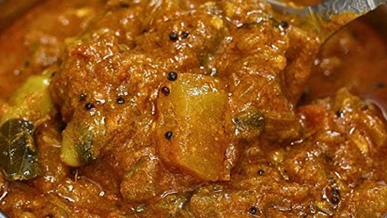 బుడం దోసకాయలు మగ్గిన తర్వాత ఒక టీ స్పూన్ అల్లం వెల్లుల్లి పేస్ట్, పసుపు, ఒక కప్పు టమాటాలు వేసి మగ్గనివ్వాలి. ఆ తర్వాత  రెండు టేబుల్ స్పూన్స్  కారం, రుచికి తగినంత ఉప్పు, చింతపండు రసం పోసి  ఉడికించాలి.
