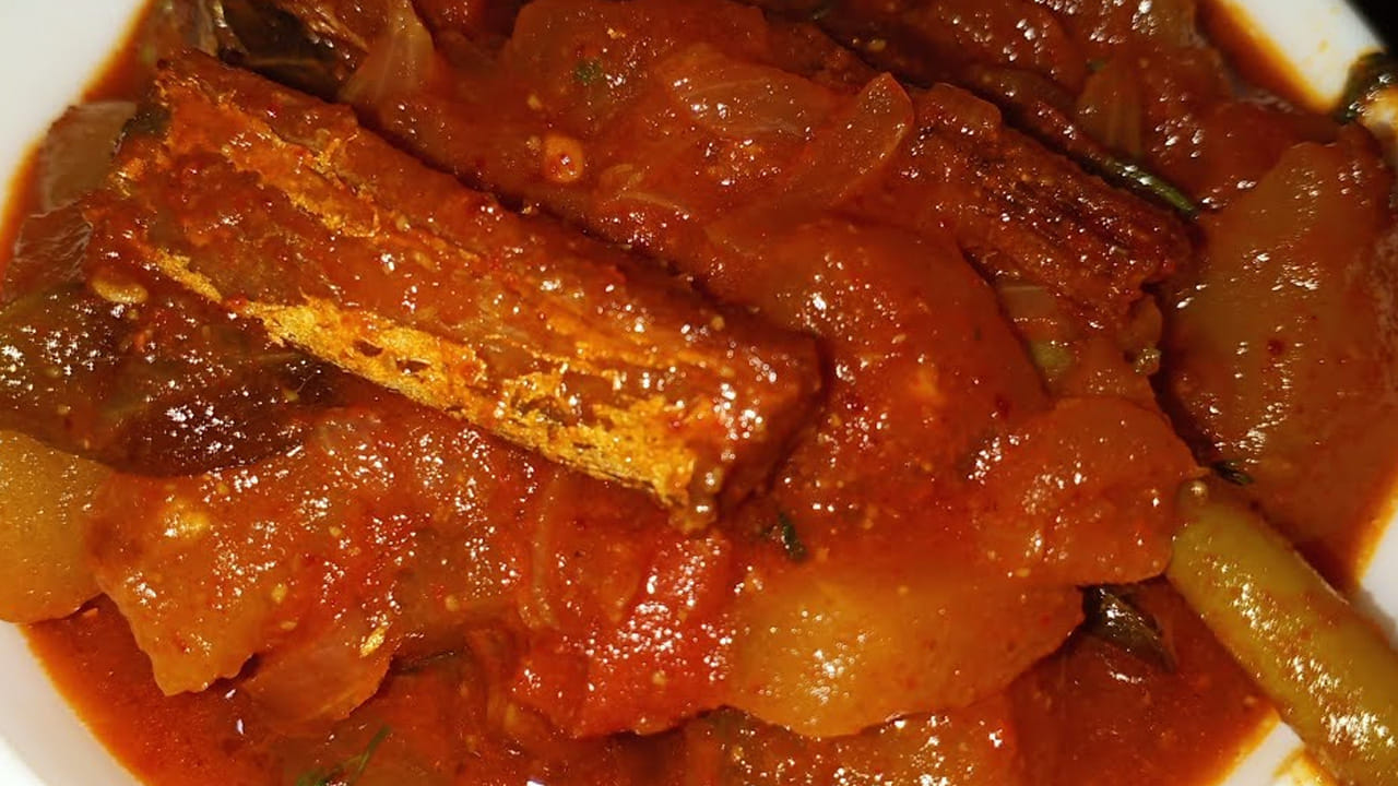 కావల్సిన పదార్దాలు: 150 గ్రాములు ఎండుచేపలు, బుడం దోసకాయ ముక్కలు, చింతపండు రసం, ఉప్పు, పసుపు కారం, మసాలా పొడిని తీసుకోవాలి.