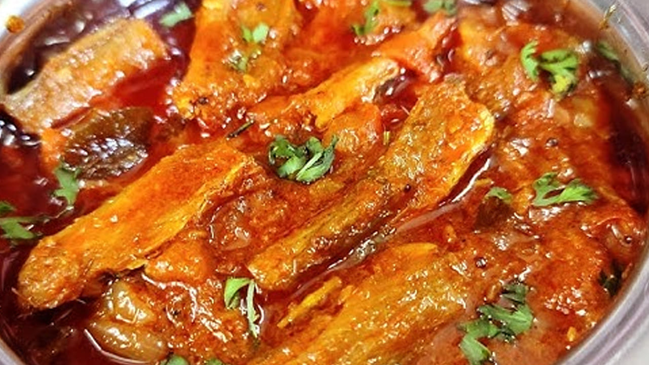 ముందుగా ఎండుచేపలను నీటిలో నానబెట్టి, ఆ తర్వాత పసుపు నీటితో కడిగి బాగా శుభ్రం చేసి ఒక ప్లేట్ లో తీసుకోవాలి. ఇప్పుడు బుడం దోసకాయలను తీసుకుని తొక్క తియ్యకుండా వాటిని చిన్న ముక్కలుగా కట్ చేసుకోవాలి.