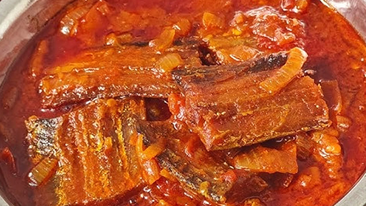 ఇప్పుడు స్టవ్ వెలిగించి పాన్ పొయ్యి మీద పెట్టి దానిలో ఆయిల్ వేసి, అర టీ స్పూన్ జీలకర్ర, నాలుగు ఎండుమిర్చి,కరివేపాకు ఆకులు, పచ్చిమిర్చి ముక్కలు వేసి వాటిని బాగా వేయించాలి. ఉల్లిపాయ ముక్కలు ఉడికిన తర్వాత ఒక టేబుల్ స్పూన్ అల్లం వెల్లుల్లి పేస్ట్, అర టీ స్పూన్ పసుపు వేసి, తర్వాత దోసకాయ ముక్కలు, అర టీ స్పూన్ ఉప్పు, ఒక టేబుల్ స్పూన్ కారం వేసి కలపాలి.