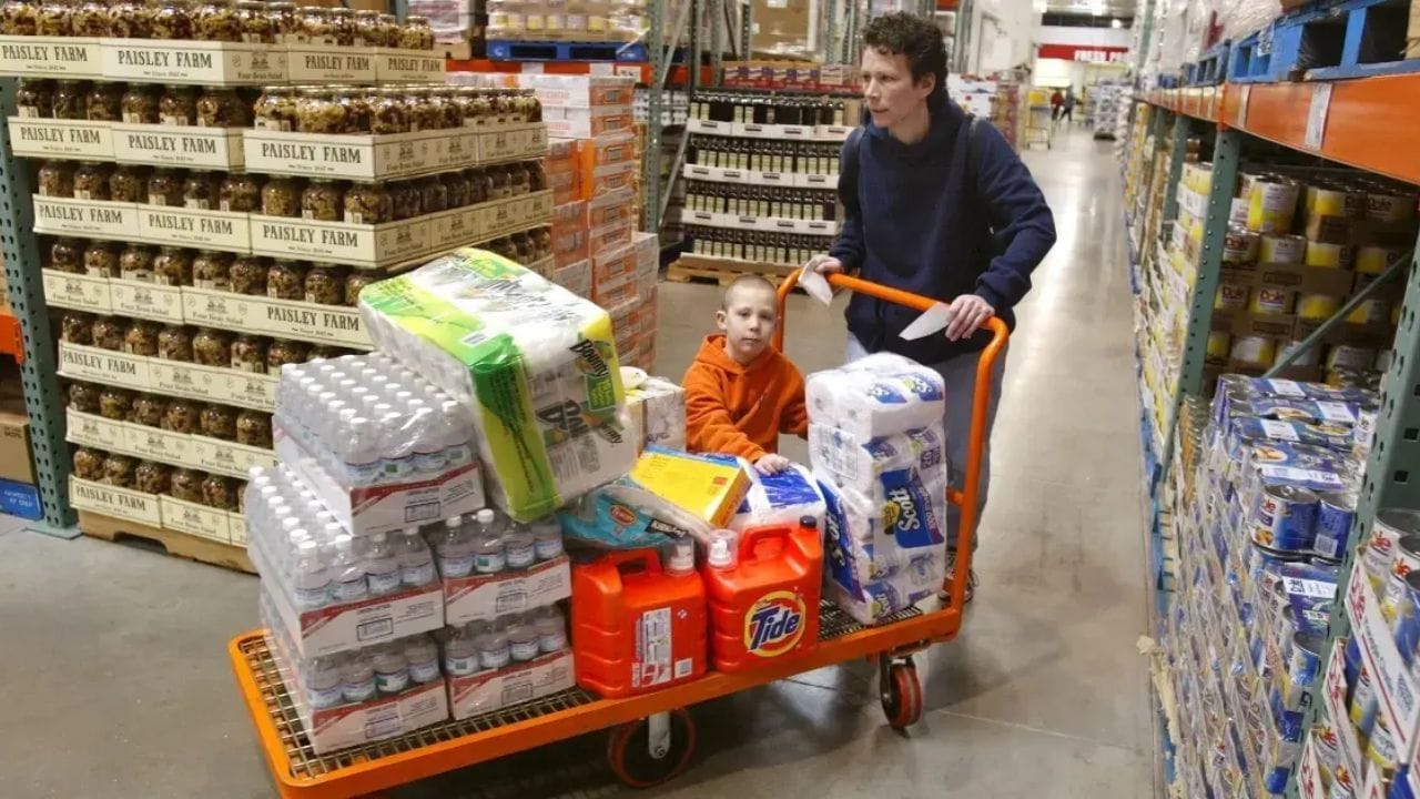 స్థానిక ఉత్పత్తులు: చాలా మంది సీజనల్‌ కూరగాయలు, పండ్లను సూపర్‌ మార్కెట్‌ల నుంచి కొనుగోలు చేస్తారు. కానీ ఇవి సీజనల్ పండ్లు కావడంతో వీటి లభ్యత ఎక్కువగా ఉంటుంది. కాబట్టి ధరలు తక్కువగా ఉంటాయి. స్థానిక మార్కెట్‌లో ఇవి ఎక్కువగా లభిస్తాయి. మీరు వీటిని సూపర్ మార్కెట్‌ నుంచి కొనే బదులు స్థానిక మార్కెట్‌లో తక్కువ ధరకే కొనుగోలు చేయవచ్చు. ఇలా చేయడం ద్వారా కూడా మీరు డబ్బును ఆదా చేసుకోవ్చు. 