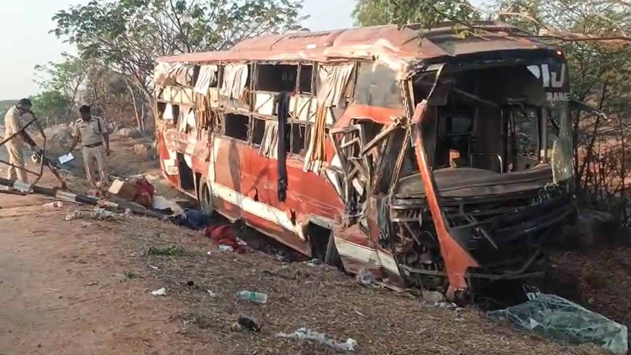 Telangana: ఘోర రోడ్డు ప్రమాదం.. బస్సు బోల్తా.. నలుగురు మృతి, పలువురికి సీరియస్..!