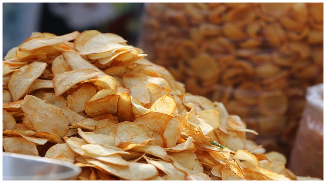  నాణ్యత విషయంలో రాజీ పడకండి: ఏ ఆహార వ్యాపారంలోనైనా మీ దీర్ఘకాలిక విజయం మీ ఉత్పత్తి ఎంత స్వచ్ఛంగా, రుచికరంగా ఉందనే దానిపై ఆధారపడి ఉంటుంది. ఇప్పటికే ఉన్న పోటీదారుల మధ్య ప్రత్యేకంగా నిలబడాలంటే, మీరు నాణ్యతపై ప్రత్యేక శ్రద్ధ పెట్టాలి. పరిశుభ్రత ప్రమాణాలను ఖచ్చితంగా పాటించడం, చిప్స్ చక్కగా కరకరలాడేలా సరిగ్గా వేయించడం చాలా అవసరం. వినియోగదారులను ఆకర్షించడానికి మీరు రకరకాల ఫ్లేవర్లను కూడా అందించవచ్చు. సాధారణ సాల్ట్ చిప్స్‌తో పాటు, చట్పటా మసాలా, క్రీమ్ అండ్‌ ఆనియన్ వంటి ఫ్లేవర్లు ఈ రోజుల్లో బాగా ప్రాచుర్యం పొందాయి. అంతేకాకుండా వినియోగదారులు మీ బ్రాండ్‌ను మొదటి చూపులోనే విశ్వసించేలా ప్యాకేజింగ్ ఆకర్షణీయంగా, దృఢంగా ఉండాలి.