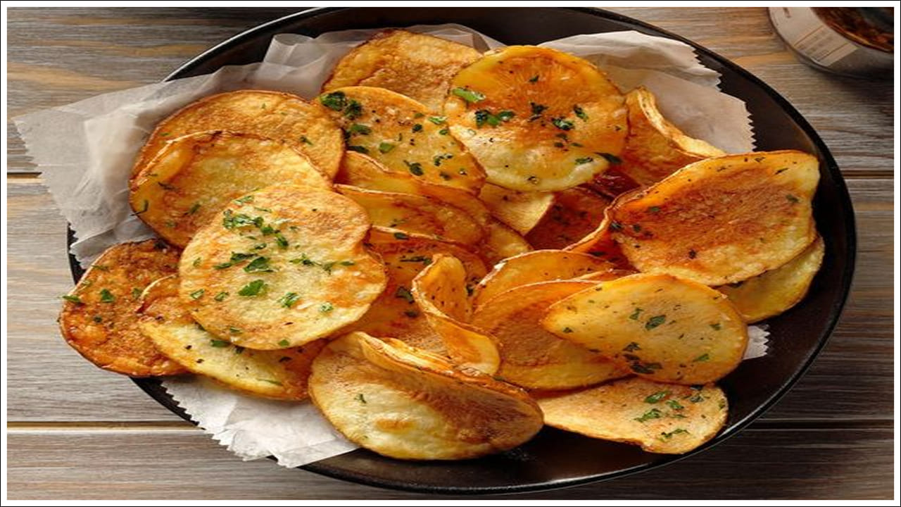  అమ్మకాల మాస్టర్ ప్లాన్‌ను అర్థం చేసుకోండి: ఒక గొప్ప ఉత్పత్తిని తయారు చేస్తే సరిపోదు. సరైన వినియోగదారులను చేరుకోవడం కూడా అంతే ముఖ్యం. ప్రారంభంలో మీరు మీ చుట్టుపక్కల ప్రాంతాలలో మీ చిప్స్‌ను మార్కెట్ చేయవచ్చు. స్థానిక కిరాణా దుకాణాలు, బేకరీలు, పాఠశాలలు, కళాశాలల బయట ఉన్న చిన్న దుకాణాలకు మీ ఉత్పత్తులను సరఫరా చేయండి. ఈ ఆధునిక యుగంలో డిజిటల్ మార్కెటింగ్‌ను ఉపయోగించుకోవడం కూడా చాలా ప్రయోజనకరంగా ఉంటుంది. సోషల్ మీడియా, ఇతర ఆన్‌లైన్ ప్లాట్‌ఫారమ్‌ల ద్వారా మీరు మీ బ్రాండ్ గుర్తింపును నగరం నలుమూలలకూ వ్యాప్తి చేయవచ్చు. ప్రజలు మీ చిప్స్ రుచిని ఇష్టపడటం మొదలైన తర్వాత ప్రచారం ద్వారా మీ వినియోగదారుల సంఖ్య దానంతట అదే పెరుగుతుంది.