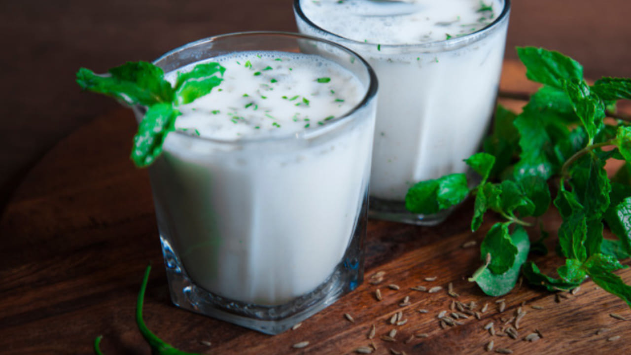 కఫ స్వభావం ఉన్నవారు మజ్జిగను ఎలా తాగాలి?: కఫ స్వభావం ఉన్నవారు మజ్జిగలో చిటికెడు సుంతను కలిపి తాగాలి. ఇది మజ్జిగ తాగిన వెంటనే కఫం బయటకు రాకుండా చేస్తుంది. గొంతు నొప్పి, ముక్కు మూసుకుపోవడం వంటి సమస్యలు తలెత్తవు, జీర్ణక్రియ మందగించదు. 