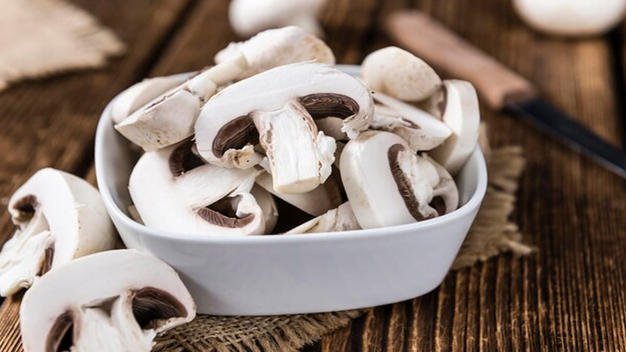  ఇది తక్కువ కేలరీల ఆహారం, ఇది బరువును నియంత్రిచండలో, ఫిట్‌గా ఉంచడంలో సహయపడుతుంది. అలాగే రక్తపోటును తగ్గించడంలో సహాయపడుతుంది. బటన్‌ మష్రూమ్స్‌ని తరచూ తినటం వల్ల ఒత్తిడి, ఆందోళన నుండి ఉపశమనం అందిస్తుంది. కొలెస్ట్రాల్ తగ్గించడంలో ప్రభావవంతంగా ఉంటుంది. అలాగే పేగు ఆరోగ్యానికి చాలా ఉపయోగకరంగా ఉంటుంది.