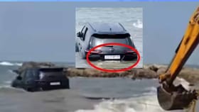 గోవా బీచ్‌లో పర్యాటకుల అత్యుత్సాహం..!