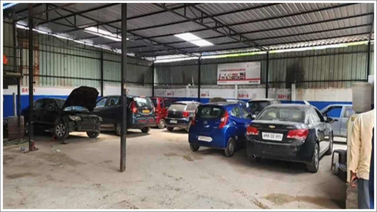  సర్వీస్ సెంటర్‌కు చాలాసార్లు వెళ్ళినా, ఇంకా సమస్య పరిష్కారం కాలేదు. కారు యజమాని సర్వీస్ సెంటర్‌కు చాలాసార్లు వెళ్లారు. బ్యాటరీని 67 సార్లు మార్చారు. అనేక ఎలక్ట్రానిక్ భాగాలను కూడా మార్చారు. కానీ సమస్య తగ్గలేదు. సర్వీస్ బృందం కారులోని వివిధ భాగాలను పరిశీలించి, కారణాన్ని తెలుసుకోవడానికి డేటా లాగర్‌ను కూడా అమర్చింది. కానీ శాశ్వత పరిష్కారాన్ని కనుగొనలేకపోయింది.