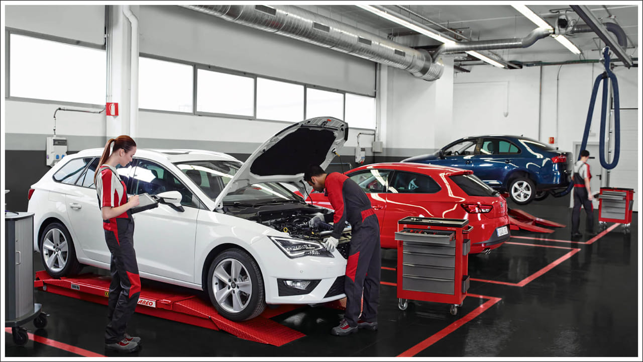 Car Service Center: 2019లో కొనుగోలు చేసిన కొత్త డీజిల్ ఆటోమేటిక్ కారు యజమానికి సమస్యలకు కారణమైంది. కొనుగోలు చేసిన 34 నెలల్లోపే ఆ కారులో విద్యుత్ సమస్యలు మొదలయ్యాయి. బ్యాటరీ పదేపదే దానంతట అదే డిశ్చార్జ్ అవ్వడంతో కారు స్టార్ట్ అవ్వడం ఆగిపోయింది.