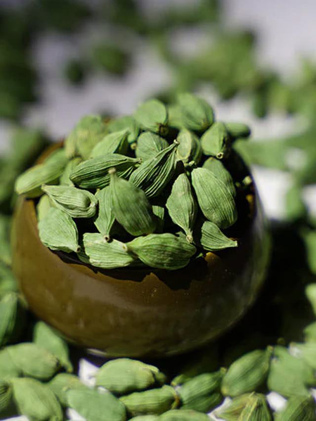 ఆరోగ్యానికి మంచిదే అయినా.. వీరు యాలకులు తినడం ప్రమాదకరం!