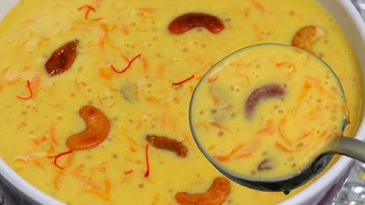 ఇప్పుడు మళ్ళీ అదే  అదే పాన్‌లో ముందుగా రెడీ చేసుకున్న క్యారెట్ తురుము కొద్దిగా పసుపు వేసి,  వాసన పోయే వరకు స్టవ్ మీదే ఉంచి నెయ్యిలో 5 నిముషాలు పాటు బాగా వేయించాలి.
