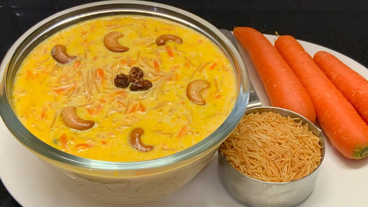 ఇప్పుడు  పాలు తీసుకుని 4  కప్పులు  పోసి క్యారెట్ తురుము వేసి మెత్తబడే వరకు బాగా మరిగించాలి. పాలు మరిగాక చక్కెర అర కప్పు లేదా రుచికి తగినంత వేసి ఒక స్పూన్ యాలకుల పొడిని వేసి మిక్స్ అయ్యేలా బాగా కలపాలి.