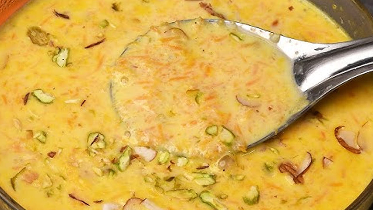 పాయసం చిక్కబడిన తర్వాత దానిలో  జీడిపప్పులు , 6 బాదం పప్పులు, డ్రై ఫ్రూట్స్ బాగా స్టవ్ మీదే గ్యాస్ ఆఫ్  చేసి పక్కన పెట్టుకోవాలి. ఉగాది రోజు క్యారెట్ పాయసం చేసుకుని చేసి నైవేద్యం సమర్పించండి.. దేవతల కటాక్షం మీ సొంతం అవుతుందని  పండితులు చెబుతున్నారు. 

