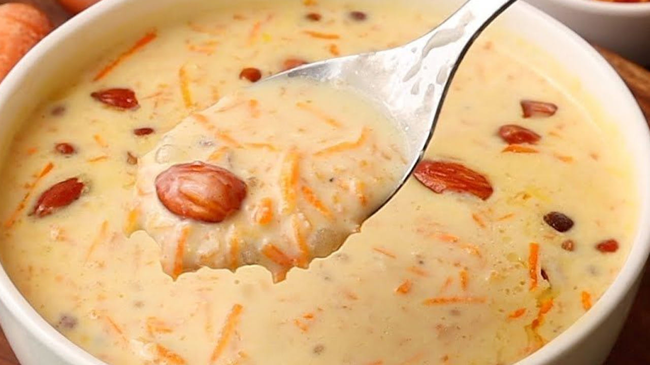 ముందుగా క్యారెట్స్ ను సిద్ధం చేసుకోవాలి : 3 క్యారెట్లను తీసుకుని బాగా శుభ్రం చేసి, చిన్న ముక్కలుగా చేసుకుని తురుముకుని ఒక పాత్ర తీసుకుని బాగా ఉడకబెట్టి  పేస్ట్‌లా చేసుకుని గిన్నెలో పెట్టుకోవాలి. 