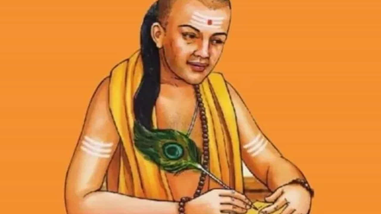 భార్యల వలెనే : కొన్ని సమయాల్లో పార్టనర్ ఆలోచనలు కలవవు. ఈ సమయంలో మగ వారికి చిరాకు వస్తుంది. ఎక్స్పెక్టేషన్స్కి మ్యాచ్ అవ్వడం లేదని లోలోపల చాలా బాధపడతారు. ఆ బాధతో ఇతర మహిళల వైపు మనసు మళ్ళుతుందని చాణక్యుడు వివరించి ఇలా చెప్పాడు.