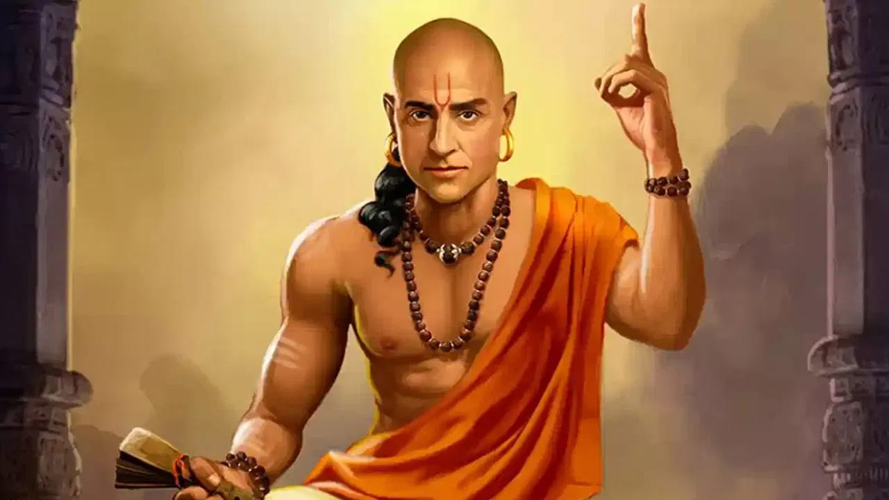 ఆచార్య చాణక్యుడు గొప్ప ఆలోచనాపరుడు. ఆయన తన చాణక్య నీతిలో అనేక మానవ సమస్యలకు పరిష్కారం చూపారు. కోపం గురించి కూడా ఆయన చాలా వివరింగా తెలియజేశారు. కోపం ఒక వ్యక్తికి అత్యంత పెద్ద శత్రువు అని చెప్పారు చాణక్యుడు. ఎందుకంటే మనకు ఏదైనా విషయం మీద లేదా ఒక వ్యక్తి మీద కోపం వచ్చినప్పుడు.. ఆ   సమయంలో మనం ఏమి చేస్తున్నామో మనకే తెలియదు. కొన్నిసార్లు కోపంలో మనం పెద్ద తప్పులు చేస్తాము. కానీ  కొంత సమయం గడిచిన తరువాత మాత్రమే ఆ తప్పు మనకు అర్థమవుతుంది. అప్పటికి మన చేతుల్లో మిగిలేది పశ్చాత్తాపం మాత్రమే.