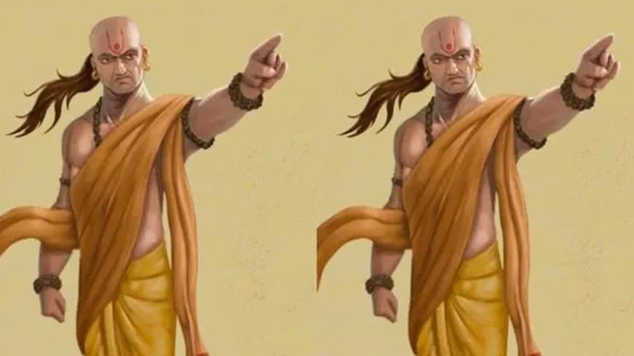 అబద్ధాలు : చాణక్యుడు చెప్పిన దాని ప్రకారం అబద్ధాలు, మోసం చేసే వాళ్ళకి ఎంత దూరం ఉంటే అంత మంచిది. ఇలాంటి మనుషులు  అవసరాల కోసం ఏదైనా చేస్తారు. 

 
 